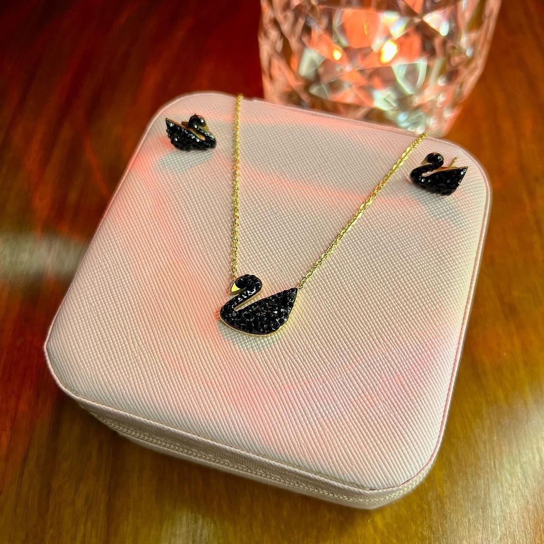 Black Swan Duck Shape With Golden Chain Charm Necklace